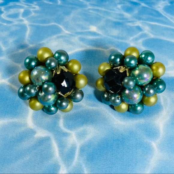 Sea green multi Pearl cluster clip earrings 1960’s - Picture 2 of 4